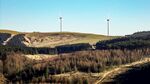 山坡上的風力發電機景觀