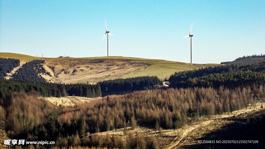 山坡上的風力發電機景觀
