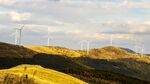 山坡上的風力發電機組