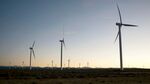 夕陽下的風力發電機組