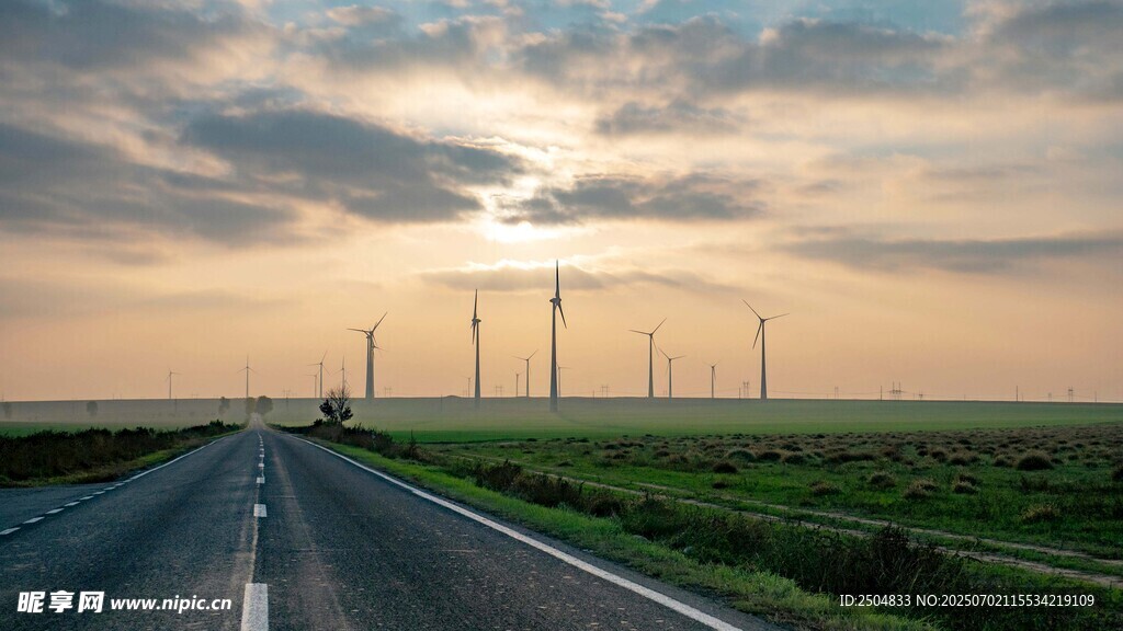 公路盡頭的風力發電景觀