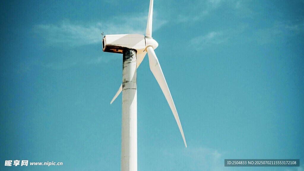 藍天中的白色風力發電機