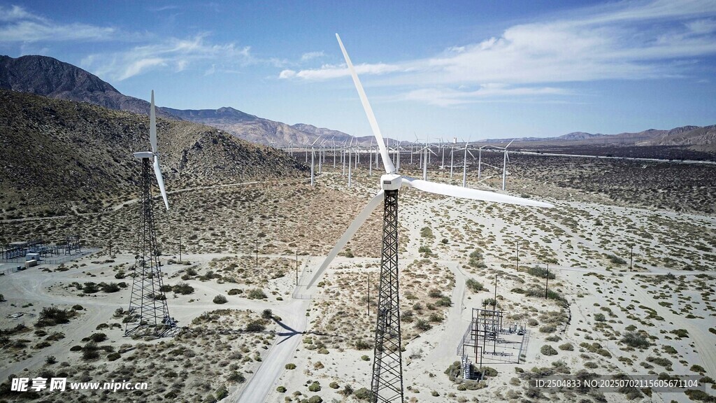 荒漠中的風(fēng)力發(fā)電機(jī)組