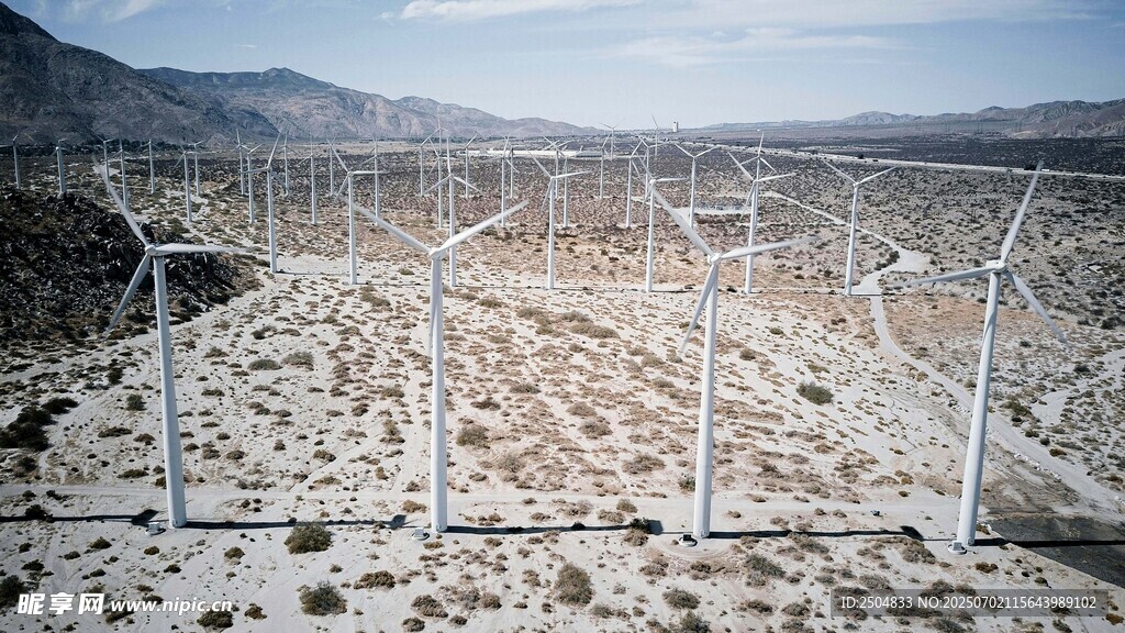 荒漠中的風力發電機組