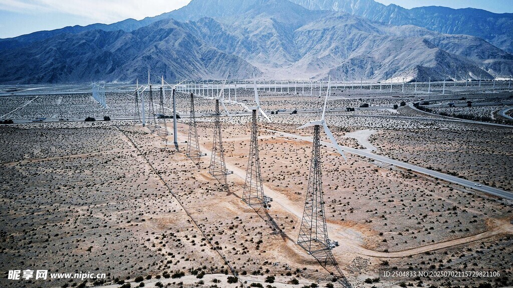 荒漠中的輸電線路設(shè)施