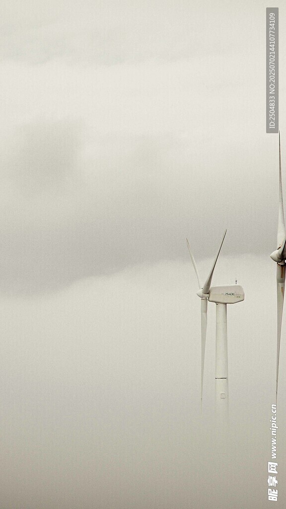 霧中矗立的風(fēng)力發(fā)電機