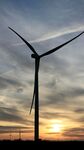 夕陽下的風力發(fā)電機