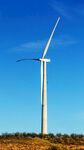 藍天曠野中的白色風力發電機