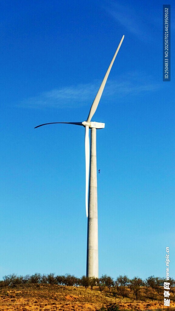 藍天曠野中的白色風力發電機