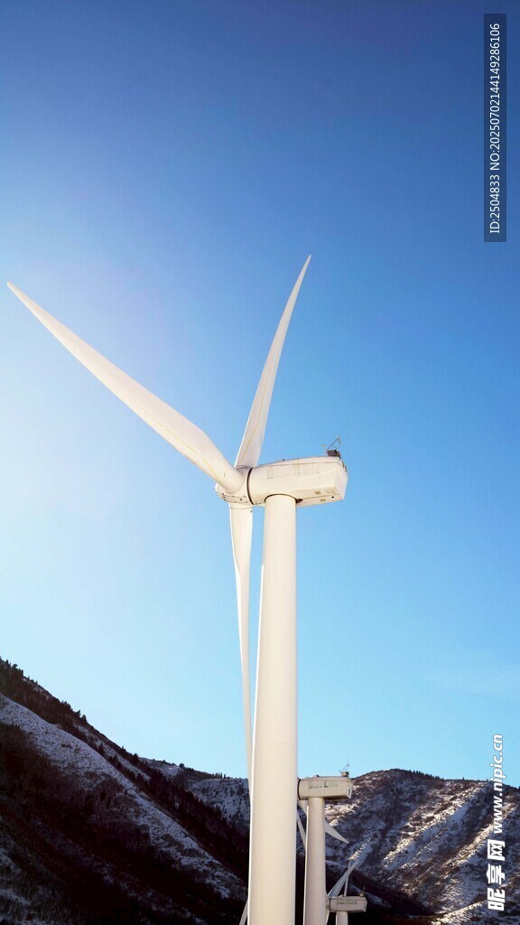 高山上的白色風力發電機