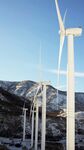 雪山下的風力發電機組