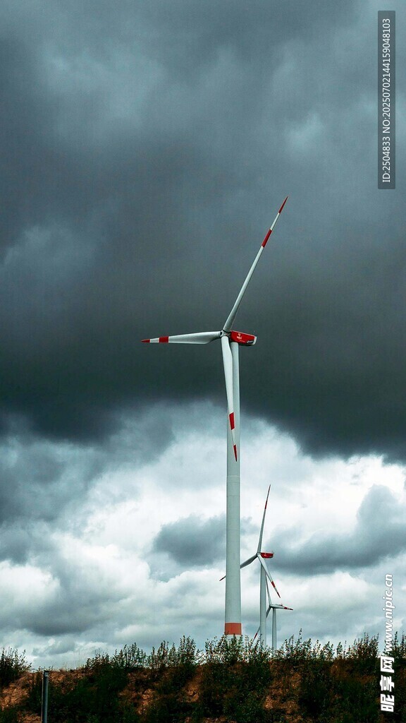 風力發電機矗立陰云下
