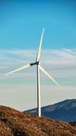 高山上的白色風力發電機