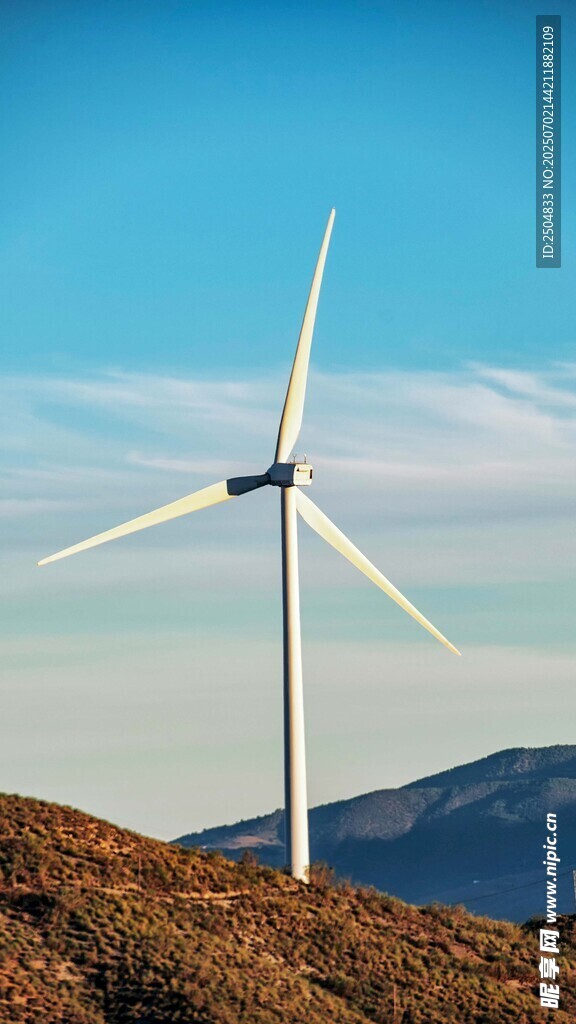 高山上的白色風(fēng)力發(fā)電機(jī)