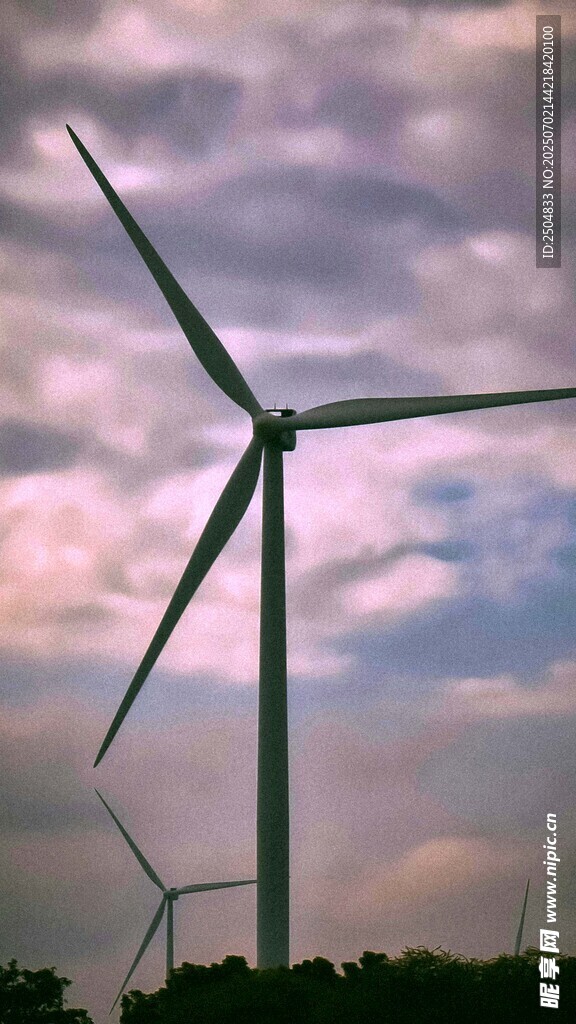 夕陽下的風力發電機