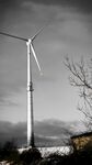 田野中的白色風力發電機