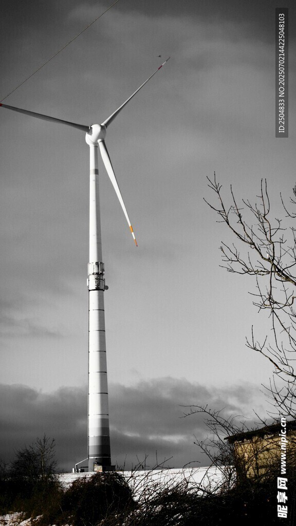 田野中的白色風力發電機