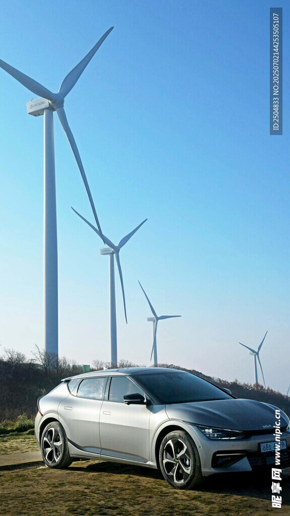銀車與風(fēng)力發(fā)電機(jī)同框