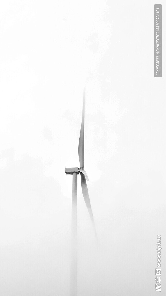 霧中矗立的風力發電機