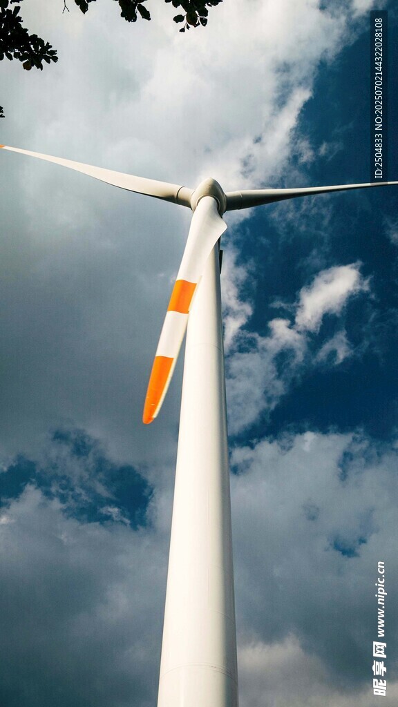 風力發電機矗立藍天