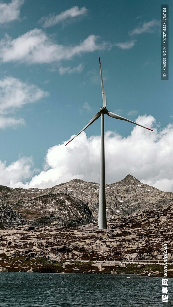 海邊矗立的大型風力發(fā)電機