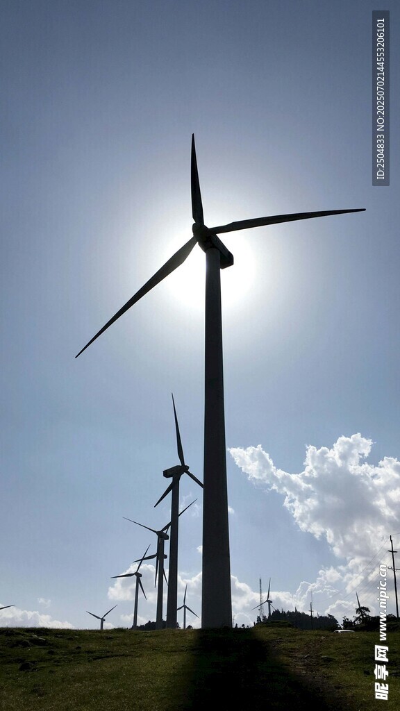 草原上的風力發(fā)電機組