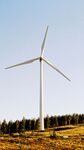 田野上的大型風(fēng)力發(fā)電機(jī)