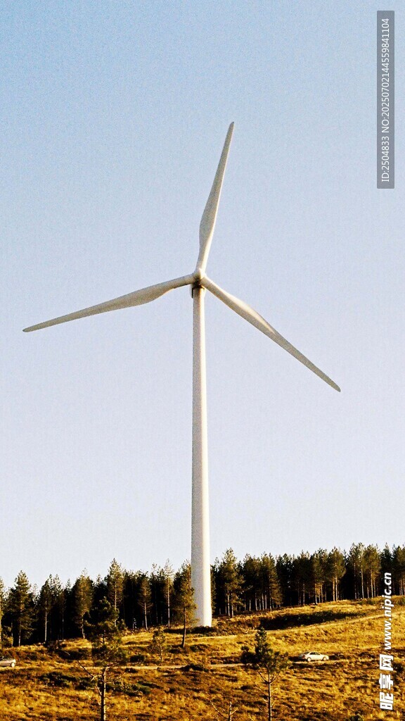田野上的大型風(fēng)力發(fā)電機(jī)