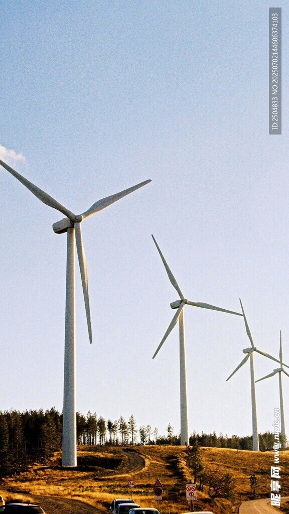 田野上的風力發電機組
