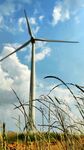 田野中的風力發(fā)電機