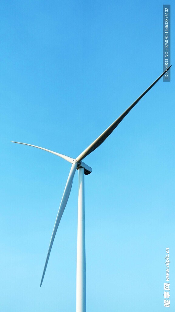 藍(lán)天中的大型風(fēng)力發(fā)電機(jī)