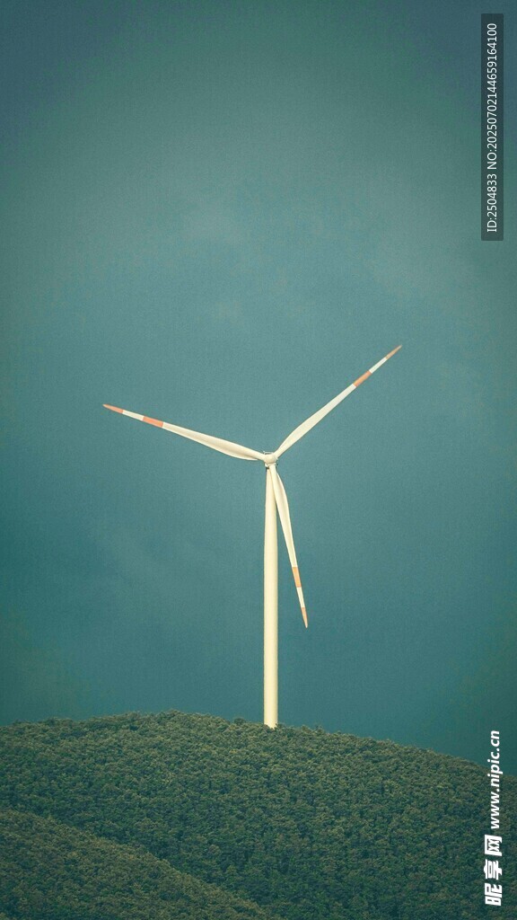 山丘上的白色風(fēng)力發(fā)電機(jī)