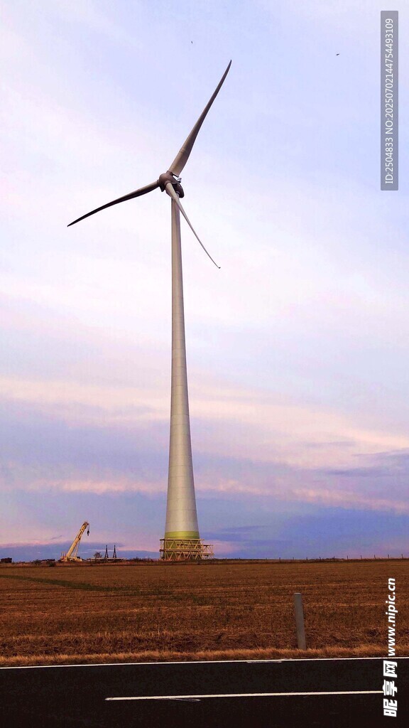 田野上的風(fēng)力發(fā)電機(jī)
