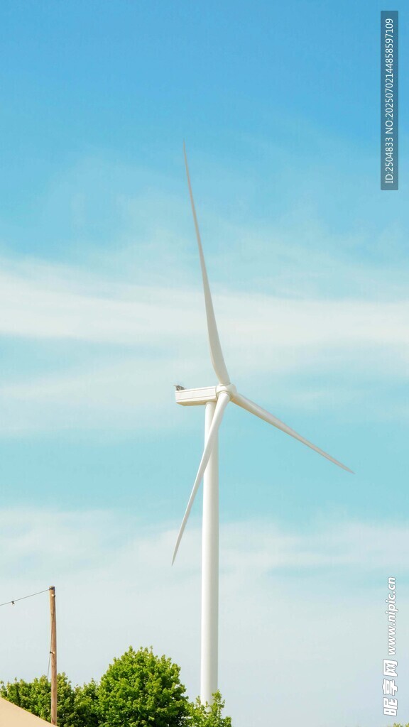 藍天之下的風力發電機