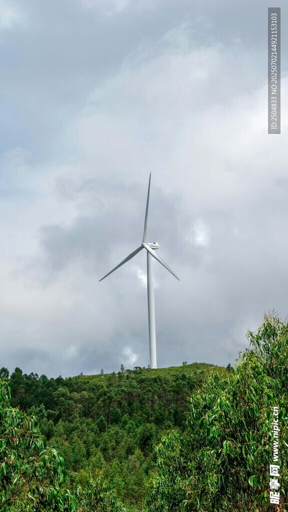 山間矗立的大型風力發電機