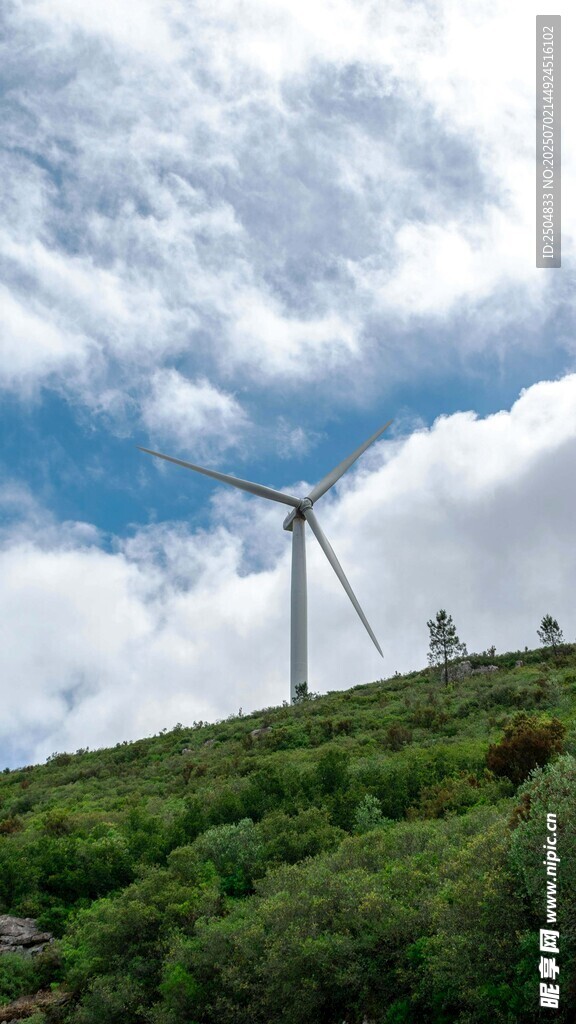 山坡上的風力發電機