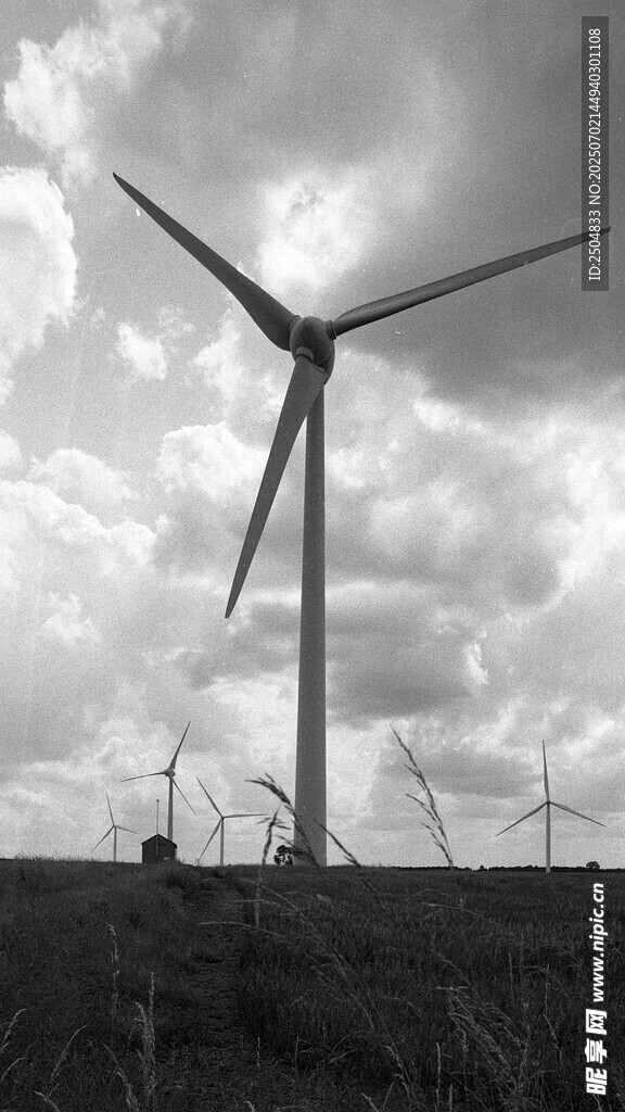 曠野中的風力發電機組