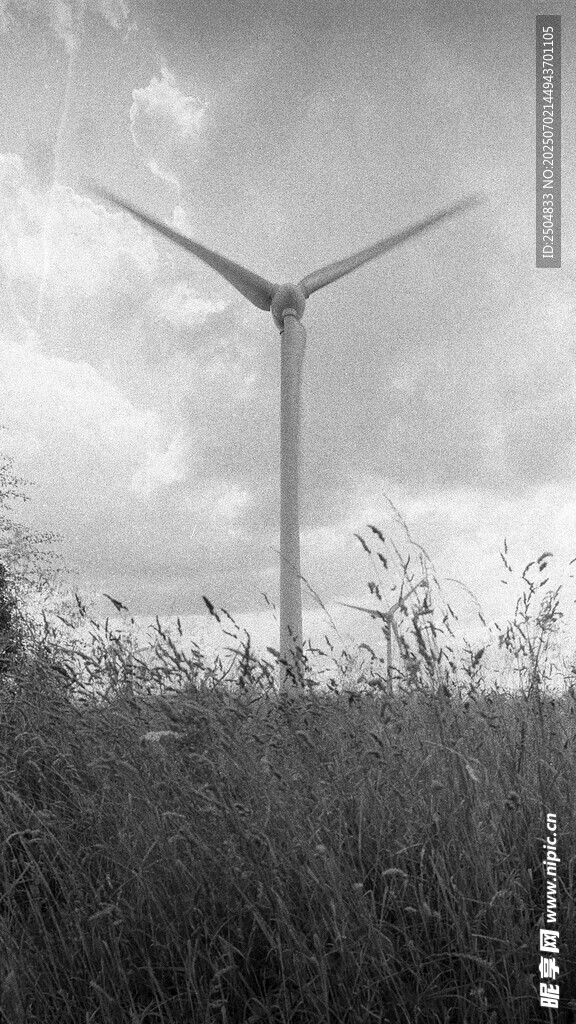 田野中的風(fēng)力發(fā)電機