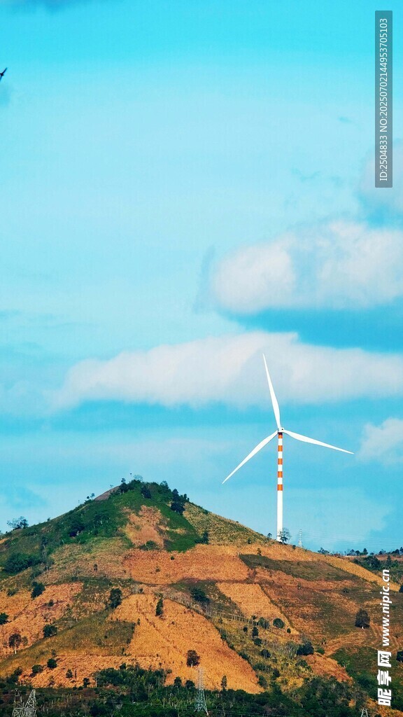 山丘上的風(fēng)力發(fā)電機(jī)