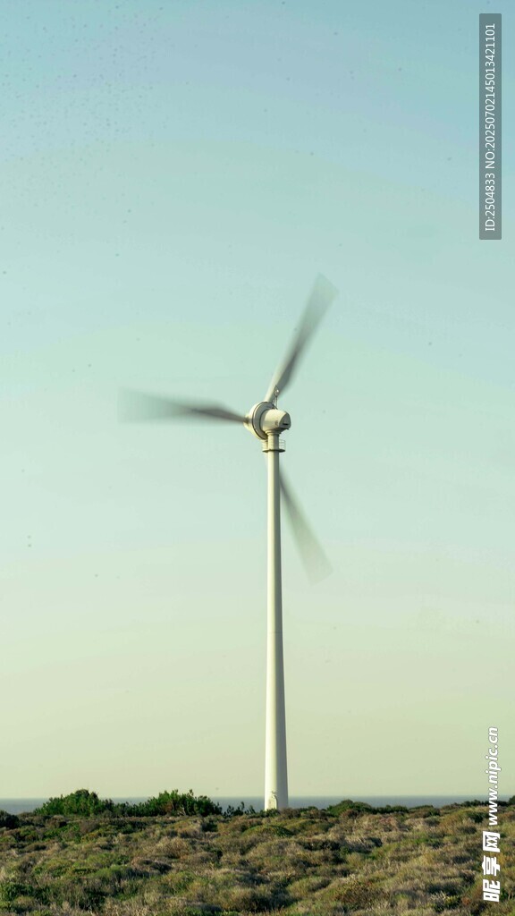 田野上的風力發電機