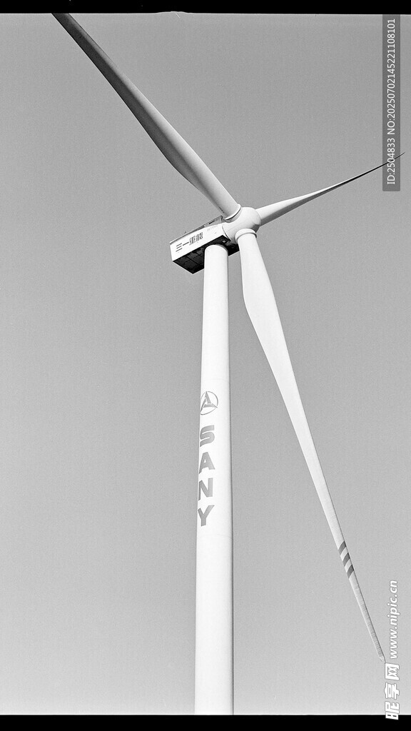 白色風力發(fā)電機特寫