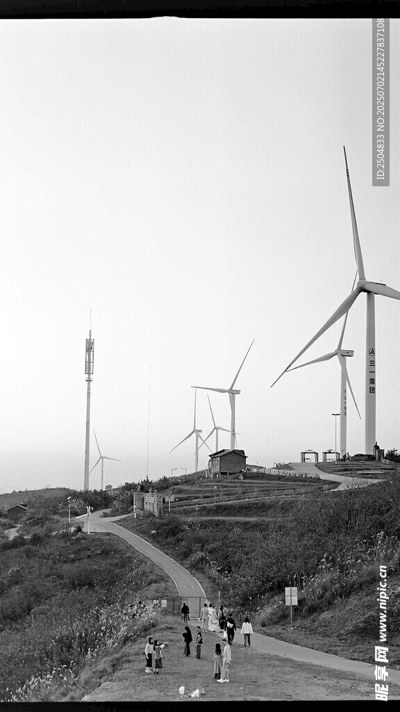 山坡上的風(fēng)力發(fā)電機(jī)組
