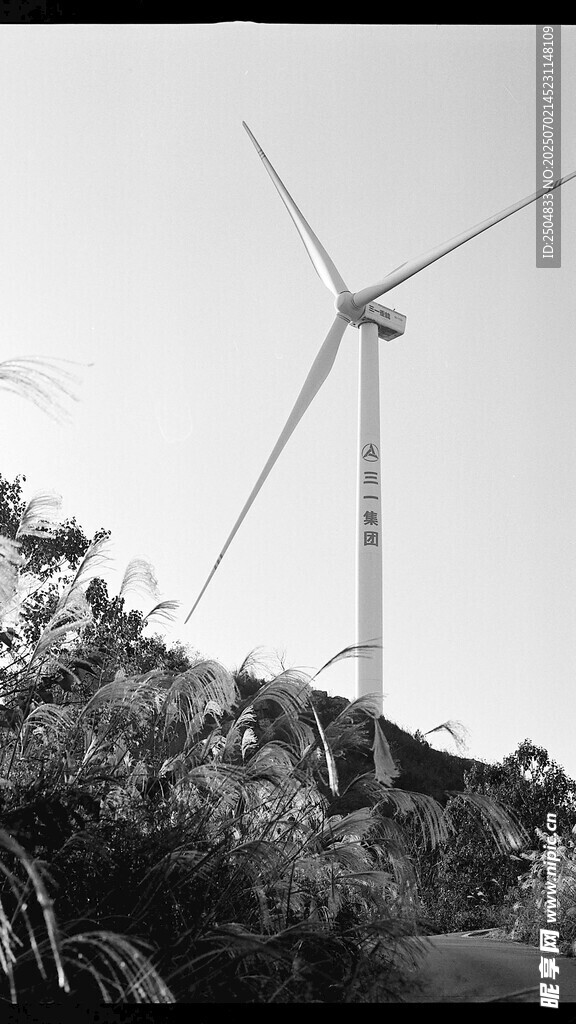 山坡上的風(fēng)力發(fā)電機
