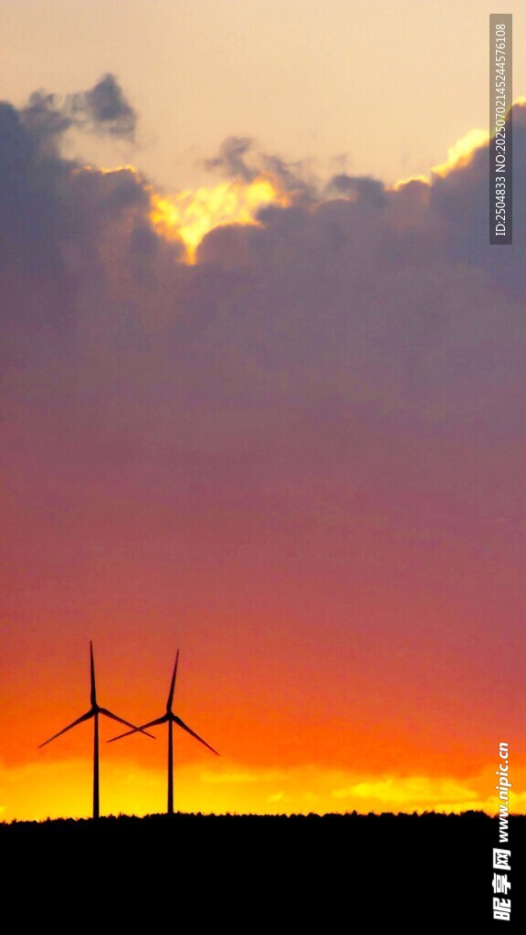 夕陽(yáng)下的風(fēng)力發(fā)電機(jī)