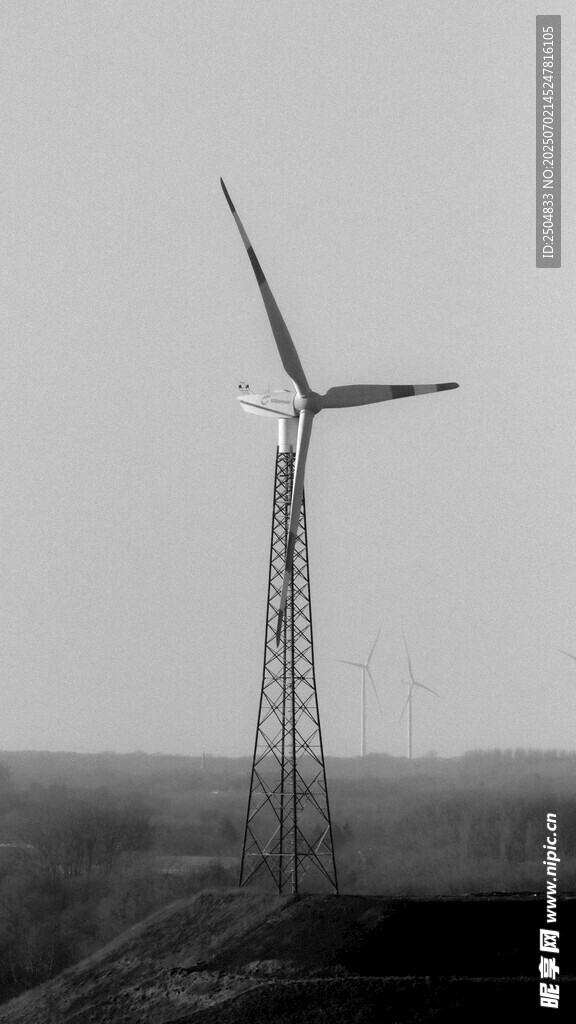 曠野中的風力發(fā)電機