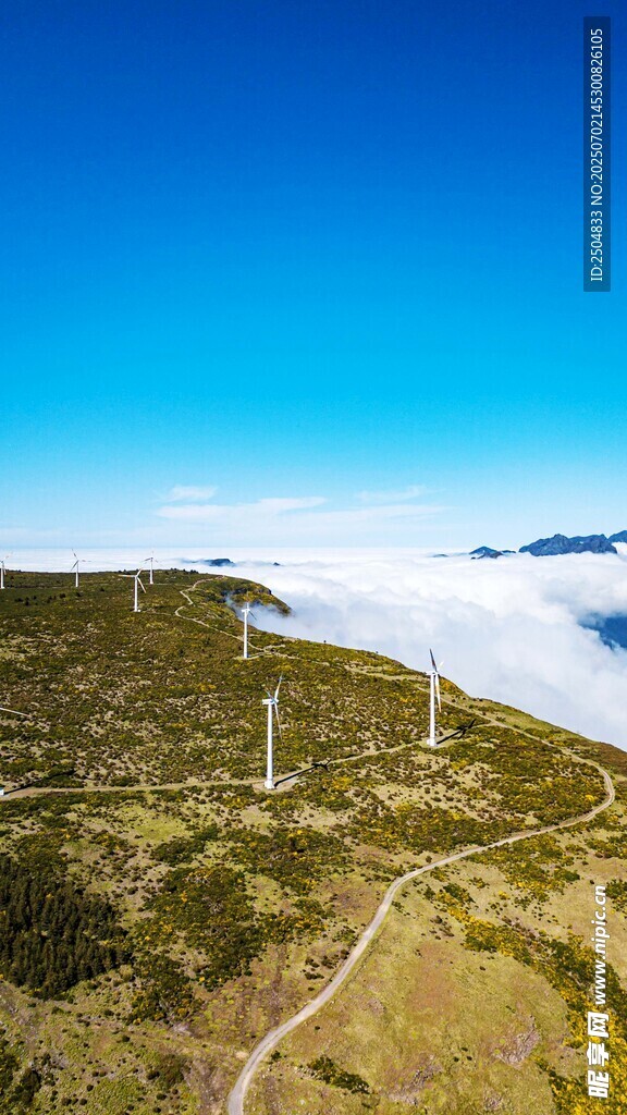 山間云海中的輸電線路