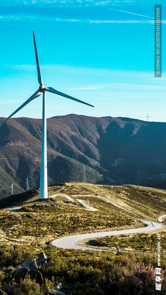 高山上的風(fēng)力發(fā)電機(jī)