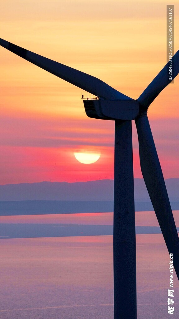 夕陽下的海上風力發電機