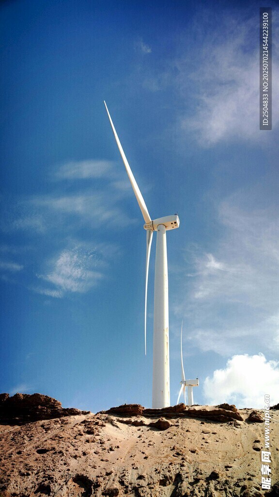 藍天曠野中的風力發電機