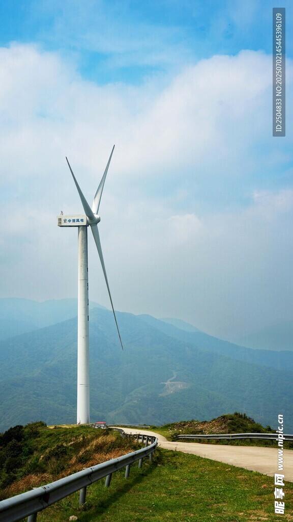 山間風(fēng)力發(fā)電機景觀